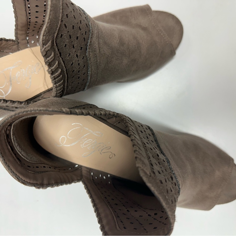 These are beautiful taupe shoes! Great for going out at night! - Picture 2 of 3